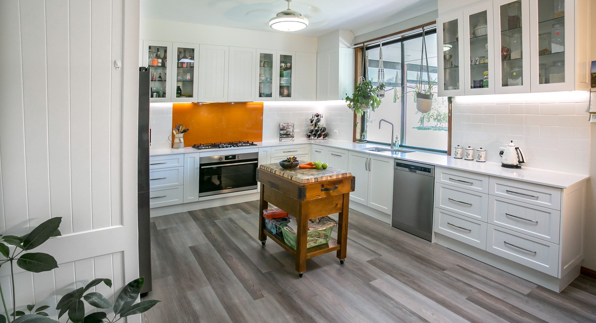Contemporary kitchen splash back