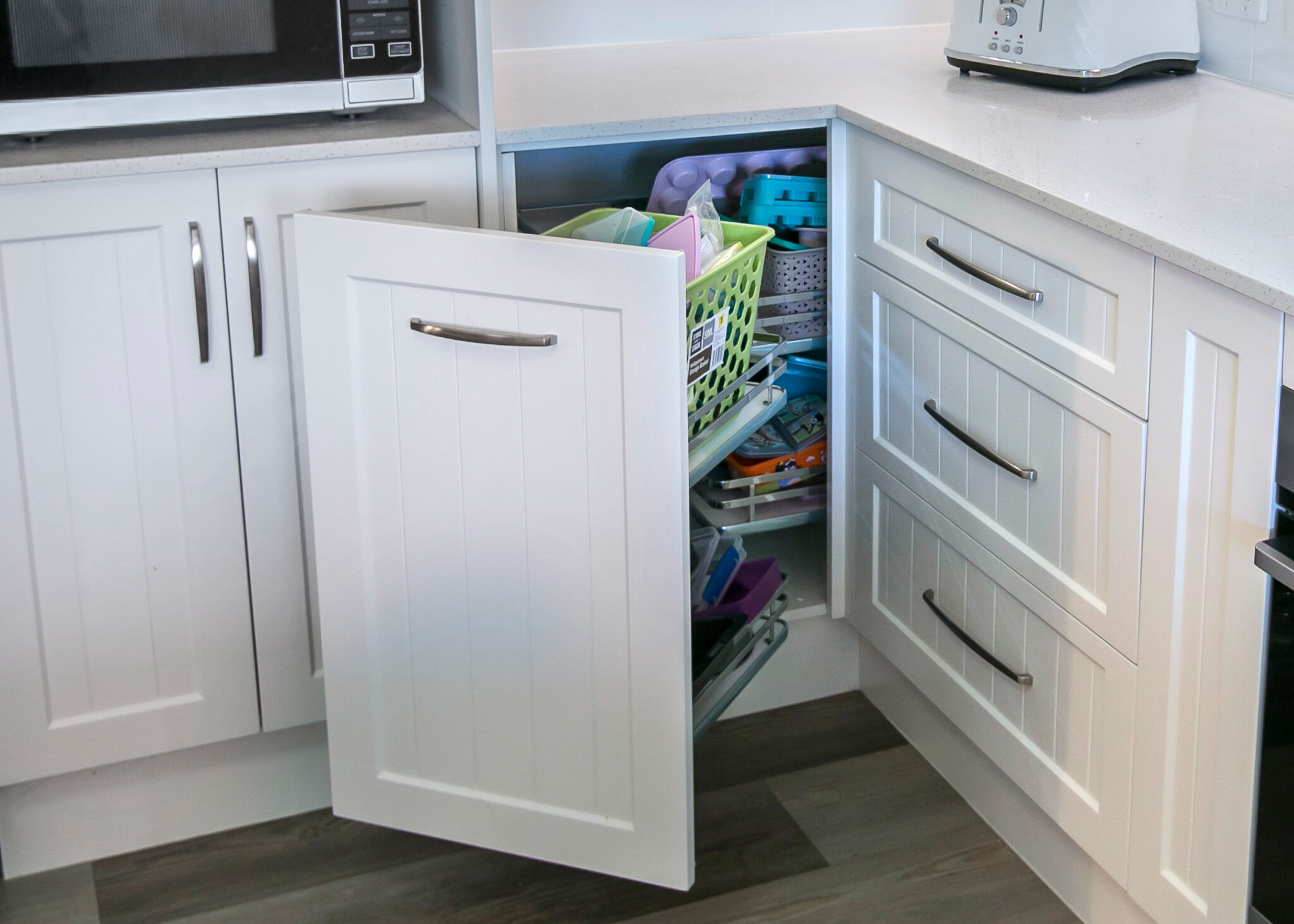 Space-saving corner cupboard